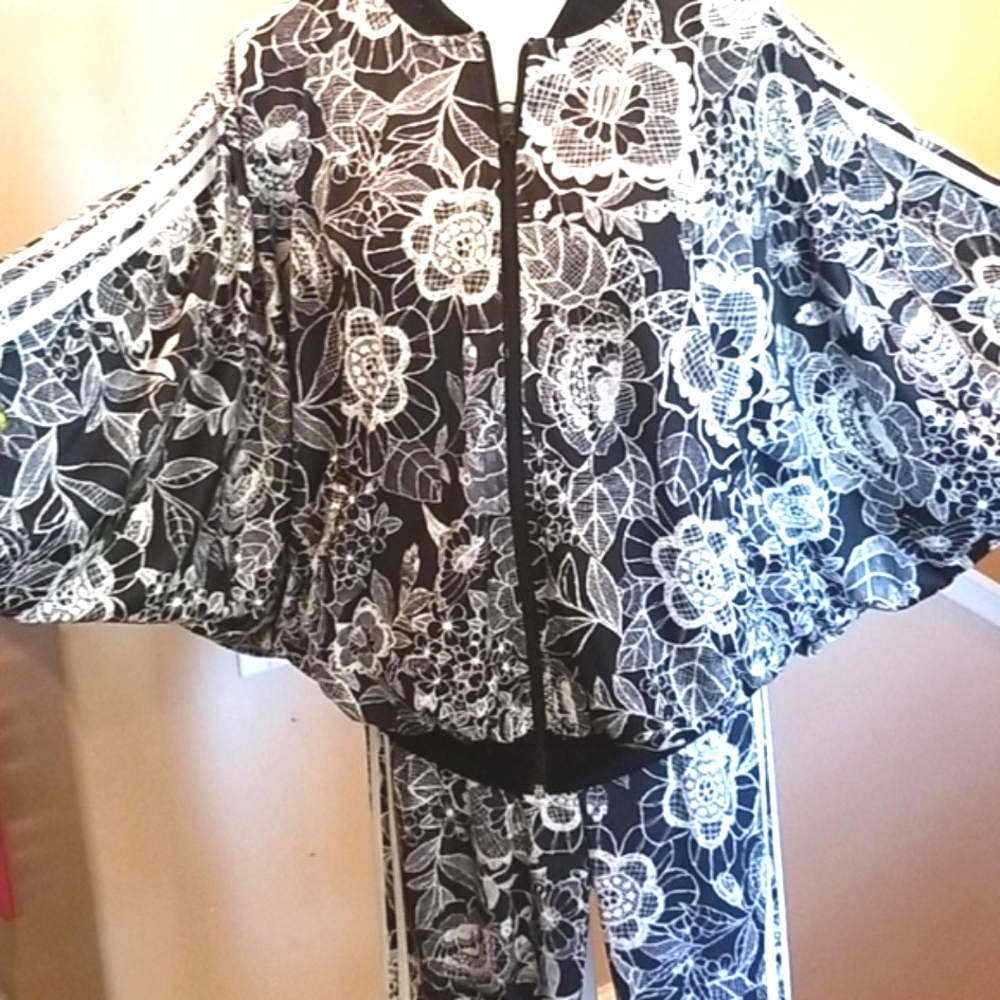 FARM × ADIDAS Florido Batwing Battenberg Lace B & W SUPERSTAR Cape  Leggings SET - Picture 3 of 16